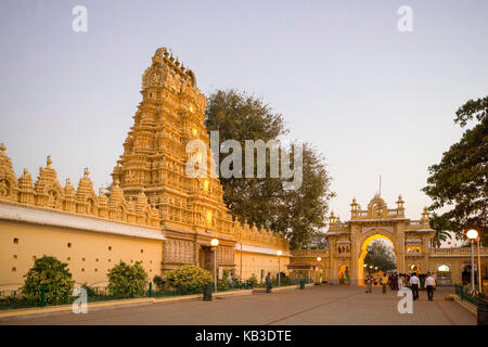 India, Karnataka, Mysore Palace di Mysore, tempio nel sud obiettivo Foto Stock