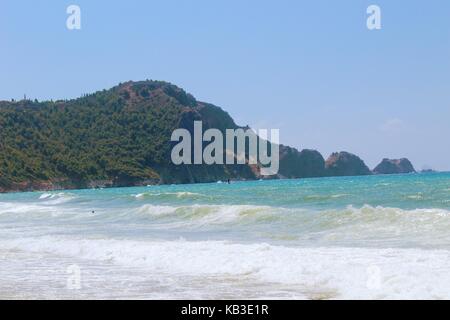 Onde del mare Mediterraneo sono a terra di laminazione (Alanya, Turchia). Foto Stock