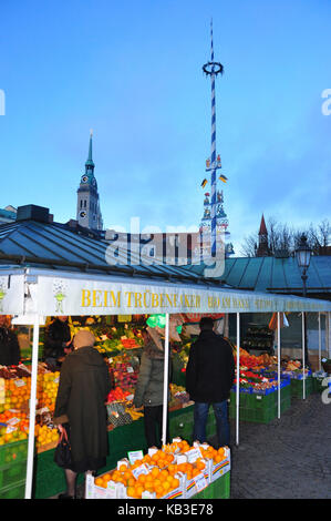 In Germania, in Baviera, Monaco di Baviera, Viktualienmarkt, maypole, stallo del mercato, crepuscolo Foto Stock