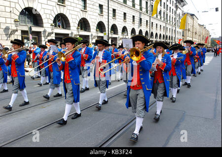 Tradizionale sfilata in costume all'inizio dell'Oktoberfest nel 2012, cappella cittadina Nördlingen, Foto Stock