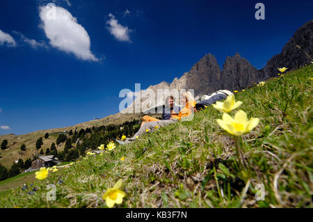 Coppia si trova in prato nelle dolomiti, Foto Stock