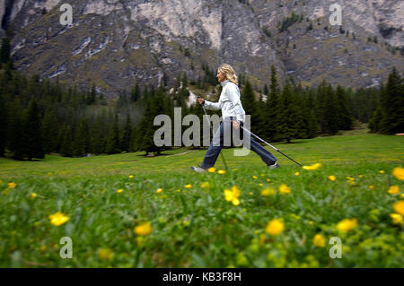 Donna, nordic trekking nelle dolomiti, Foto Stock