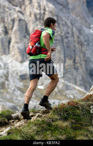 Uomo, corsa in montagna, Dolomiti, Tirolo del Sud, Foto Stock