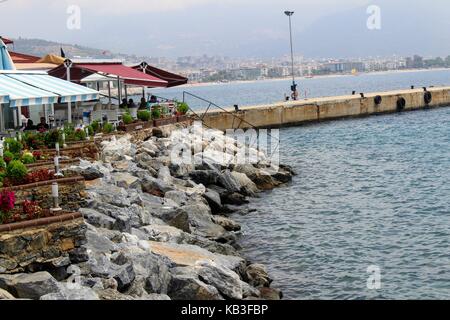 Un tipico street cafe su una delle strade principali della città (Alanya, Turchia) nel mese di luglio, 2017. Foto Stock