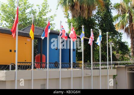 Alanya, Turchia, luglio 2017: bandiere di paesi europei sui pennoni. Foto Stock