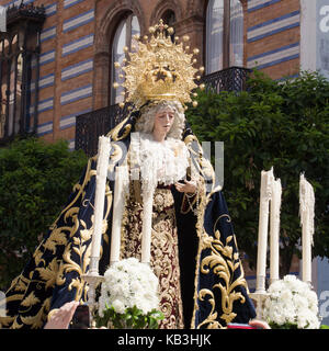 SIVIGLIA, SPAGNA – 16 MARZO 2014: Processione della Vergine della speranza di Macarena a Siviglia, Spagna. Foto scattata il 16 marzo 2014 Foto Stock