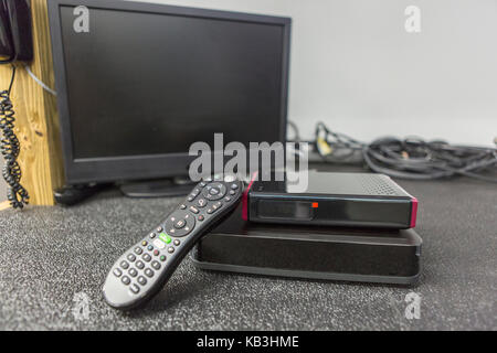 Close-up di modem via cavo, set top box e TV Foto Stock