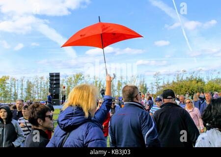 Il militare internazionale e festival storici 'kulikovo campo': un ombrellone rosso nella donna la mano è sollevato in alto sopra le teste della folla. Foto Stock