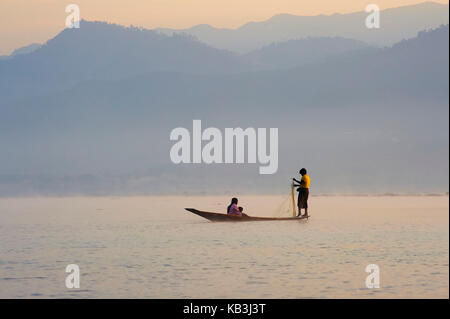 Pescatore sul Lago Inle, myanmar, asia Foto Stock