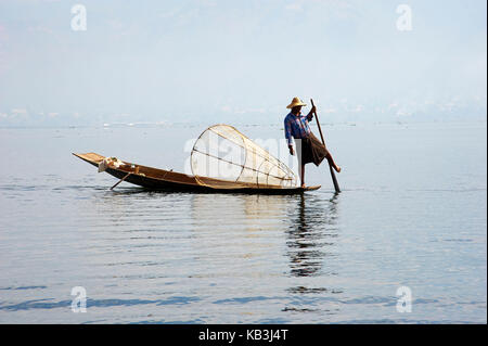 Pescatore sul Lago Inle, myanmar, asia Foto Stock