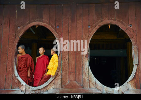 Giovani monaci in shwe-yan-pyay-chiostro, myanmar, asia Foto Stock