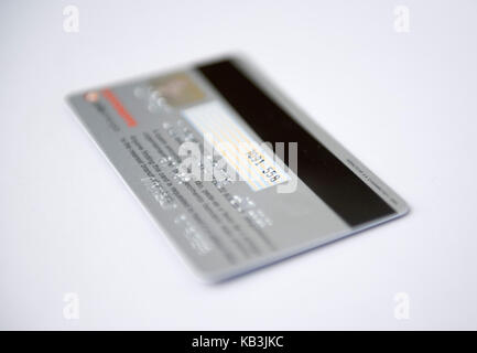 Il retro delle carte di credito ritagliare isolati su sfondo bianco Foto Stock