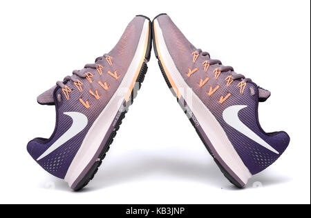 Viola e arancione Nike Pegasus 33 scarpe running isolati su sfondo bianco Foto Stock