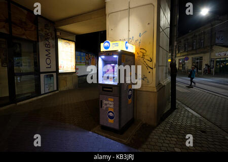 Macchina ATM su una parte oscura della città Foto Stock