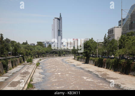 Il CILE, Santiago, Rio Mapocho, Foto Stock