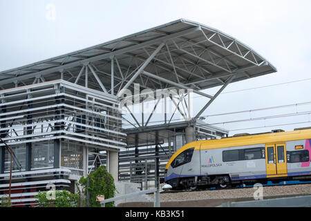 Treno in arrivo a Cracovia Zabłocie dalla stazione di Cracovia, in Polonia, in Europa Foto Stock