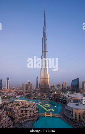 I UAE Dubai, Centro cittadino di Dubai e Burj Khalifa, più alte del mondo come edificio del 2016, vista in elevazione, alba Foto Stock