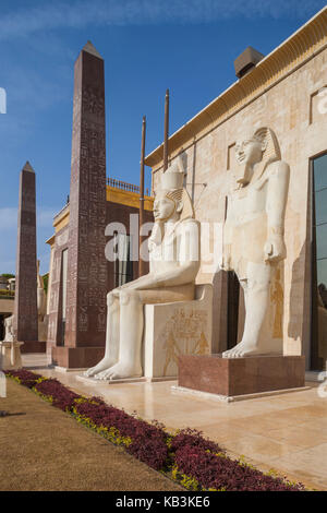 I UAE Dubai, Dubai Creek area, Wafi City, a tema Egiziano e sviluppo, statue egiziane Foto Stock