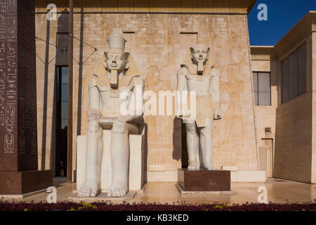 I UAE Dubai, Dubai Creek area, Wafi City, a tema Egiziano e sviluppo, statue egiziane Foto Stock