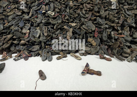 Pila di calzature appartenenti ai prigionieri di Auschwitz WWII campo di concentramento nazista, Polonia Foto Stock