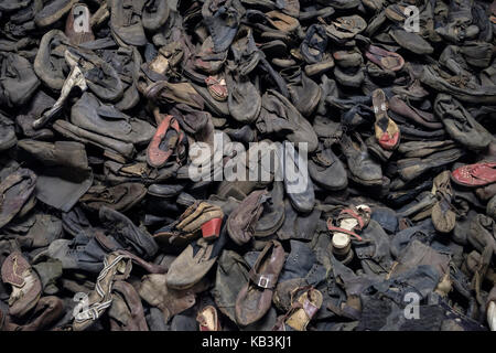 Pila di calzature appartenenti ai prigionieri di Auschwitz WWII campo di concentramento nazista, Polonia Foto Stock