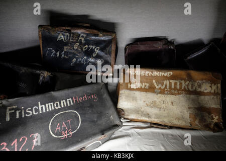 Valigie appartenenti ai prigionieri di Auschwitz WWII campo di concentramento nazista, Polonia Foto Stock