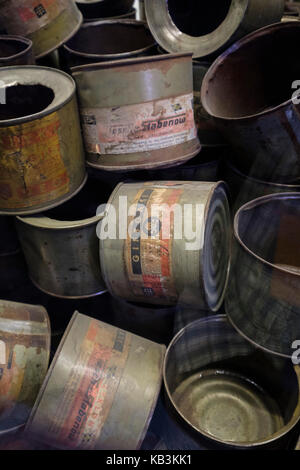 Zyklon B contenitori utilizzati nella seconda guerra mondiale di Auschwitz campo di concentramento nazista di camere a gas, Polonia Foto Stock