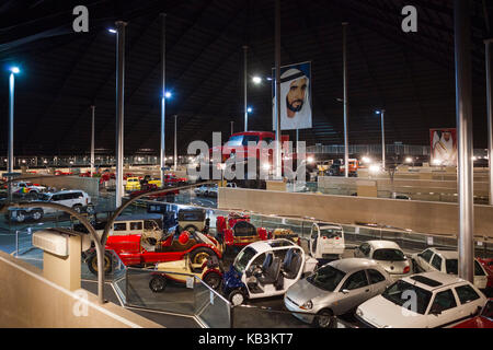 I UAE abu dhabi, shanayl, Emirates museo nazionale dell'automobile, la collezione di auto di Sheikh Hamad bin hamdan al nahyan, noto anche come il rainbow sheikh, dodge power wagon monster truck su mining telaio del carrello Foto Stock