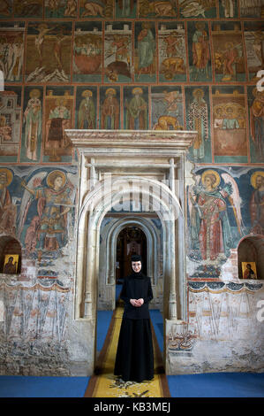 Romania, a sud della regione della Bucovina, verso la città di Gura Humorului, il monastero di Probota dichiarato patrimonio dell'umanità dall'UNESCO Foto Stock