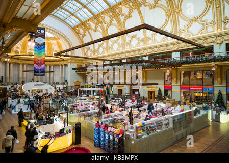 Belgio, Anversa, stadsfeestzaal, nuovo shopping mall in restored 1908 exhibition hall Foto Stock