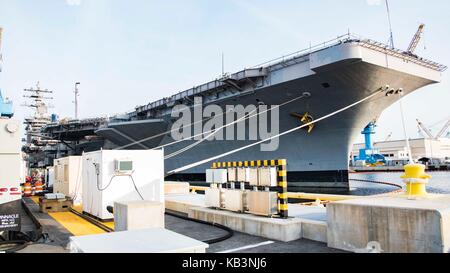 La portaerei USS Dwight D. Eisenhower CVN (69) (IKE) Foto Stock