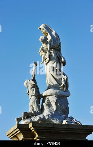 Francia, Finisterre, Iroise Mare, Notre-Dame-des-Naufrages statua Foto Stock