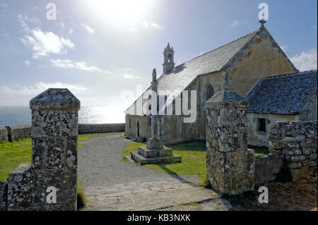 Francia, Finisterre, Iroise Mare, Cleden Cap Sizun, Pointe du Van, St essi cappella overlooling Baie des Trepasses Foto Stock