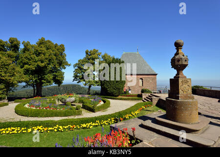 Francia, Bas Rhin, Mont St Odile, Sainte Odile convento, meridiana geografica con 24 volti e la Cappella degli Angeli Foto Stock