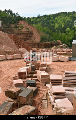 Francia, Bas Rhin, Parc Naturel Regional des Vosges du Nord (nord Vosgi Parco naturale regionale), Rothbach, Carriere Loegel, cava di pietra arenaria Foto Stock