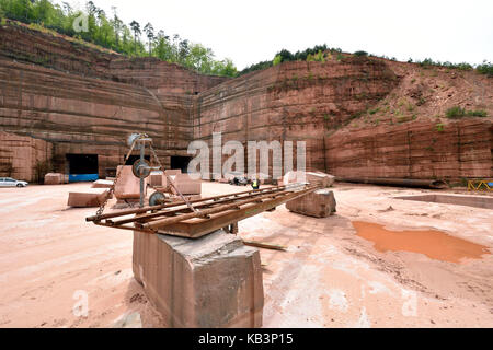 Francia, Bas Rhin, Parc Naturel Regional des Vosges du Nord (nord Vosgi Parco naturale regionale), Rothbach, Carriere Loegel, cava di pietra arenaria Foto Stock