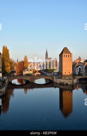 Francia, Bas Rhin, Strasburgo, città vecchia elencati come patrimonio mondiale dall' UNESCO, ponti coperto oltre il fiume Ill e alla cattedrale di Notre Dame Foto Stock