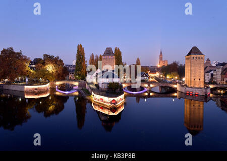 Francia, Bas Rhin, Strasburgo, città vecchia elencati come patrimonio mondiale dall' UNESCO, ponti coperto oltre il fiume Ill e alla cattedrale di Notre Dame Foto Stock