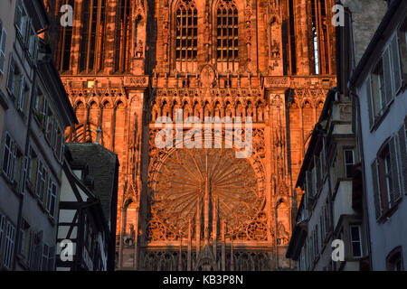 Francia, Bas Rhin, Strasburgo, città vecchia sono classificati come patrimonio mondiale dall'UNESCO, la cattedrale di Notre Dame Foto Stock