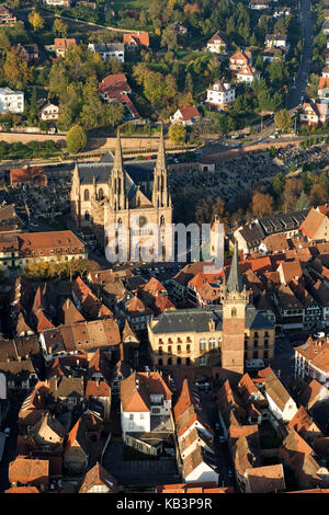 Francia, basso Reno, Obernai con la chiesa di San Pietro e Paolo e la torre della cappella (vista aerea) Foto Stock