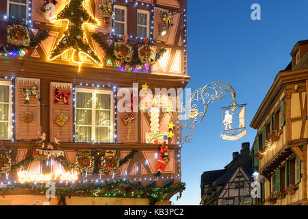 Francia, Alto Reno, Colmar, decorazione di Natale a Grand'Rue Foto Stock