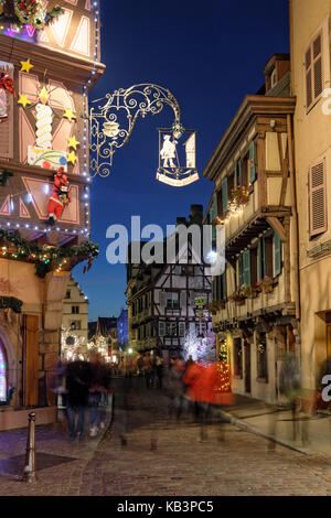 Francia, Alto Reno, Colmar, decorazione di Natale a Grand'Rue Foto Stock