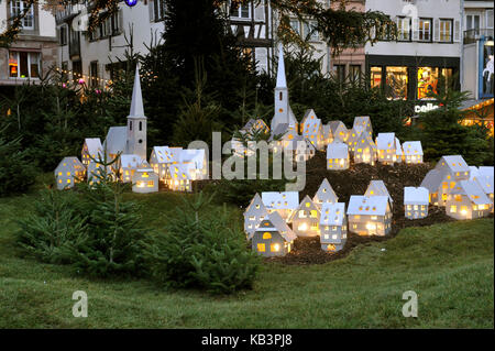 Francia, Bas Rhin, Strasburgo, città vecchia sono classificati come patrimonio mondiale dall' UNESCO, il villaggio in miniatura al grande albero di natale di Place Kleber Foto Stock