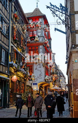 Francia, BAS RHIN, Strasburgo, città vecchia elencati come patrimonio mondiale dall' UNESCO, rue du Maroquin, winstub decorato per il mercato di natale Foto Stock