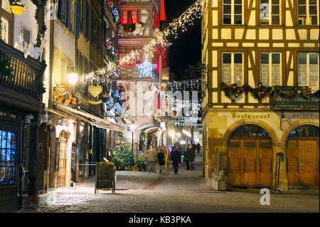 Francia, BAS RHIN, Strasburgo, città vecchia elencati come patrimonio mondiale dall' UNESCO, decorazione di Natale a rue du Maroquin Foto Stock