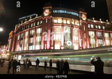 Francia, BAS RHIN, Strasburgo, città vecchia elencati come patrimonio mondiale dall' UNESCO, decorazione di Natale sulla Galeries Lafayettes department store, rue du 22 Novembre e rue des franchi Foto Stock