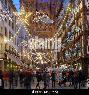 Francia, Bas Rhin, Strasburgo, città vecchia elencati come patrimonio mondiale dall' UNESCO, decorazione di Natale, Rue Mercière e la Cattedrale di Notre Dame Foto Stock