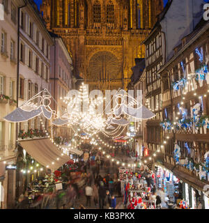 Francia, Bas Rhin, Strasburgo, città vecchia elencati come patrimonio mondiale dall' UNESCO, decorazione di Natale, Rue Mercière e la Cattedrale di Notre Dame Foto Stock