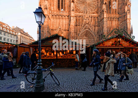 Francia, Bas Rhin, Strasburgo, città vecchia sono classificati come patrimonio mondiale dall' UNESCO, il mercatino di Natale (Christkindelsmarik), place de la Cathedrale con la cattedrale di Notre Dame Foto Stock