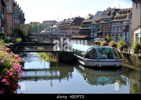 Francia, BAS RHIN, Strasburgo, città vecchia elencati come patrimonio mondiale dall' UNESCO, escursione in barca passando un blocco nel quartiere Petite France Foto Stock